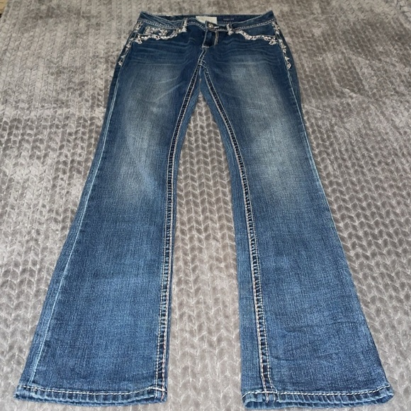 Grace in LA Easy Fit Jeans with Embroidered Pockets and belt loops.  Size 28 - Picture 4 of 12